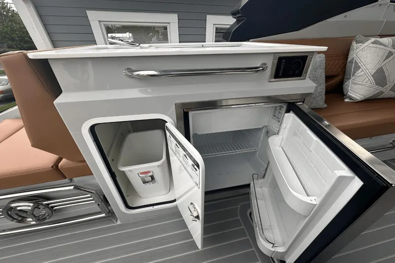 Slide: The Image of Cruisers 34 GLS South Beach Outboard 2024 - 12