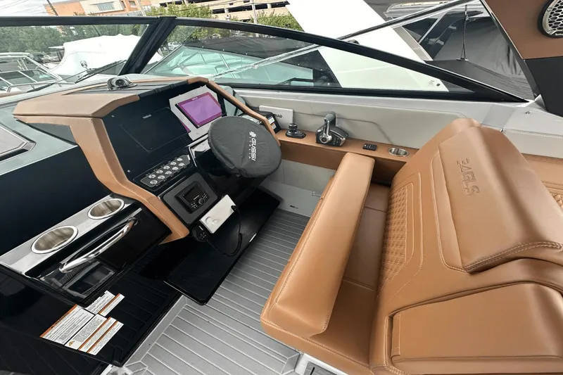 Slide: The Image of Cruisers 34 GLS South Beach Outboard 2024 - 15