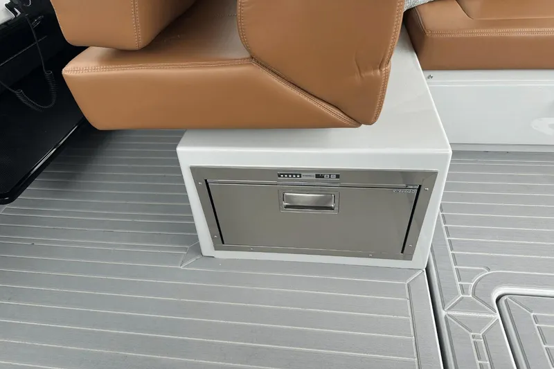 Slide: The Image of Cruisers 34 GLS South Beach Outboard 2024 - 16