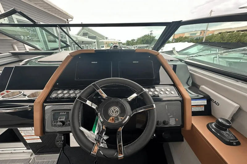 Slide: The Image of Cruisers 34 GLS South Beach Outboard 2024 - 17