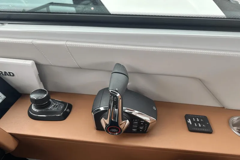 Slide: The Image of Cruisers 34 GLS South Beach Outboard 2024 - 19