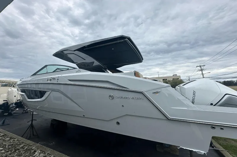 Slide: The Image of Cruisers 34 GLS South Beach Outboard 2024 - 2