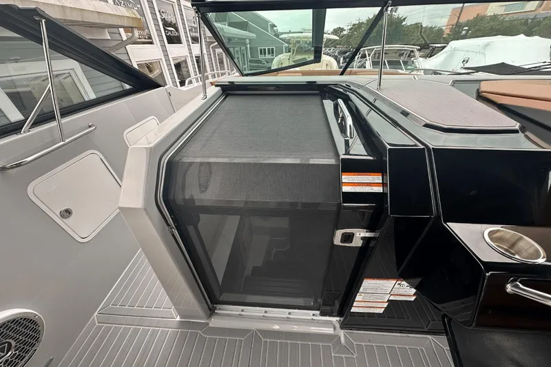 Slide: The Image of Cruisers 34 GLS South Beach Outboard 2024 - 21