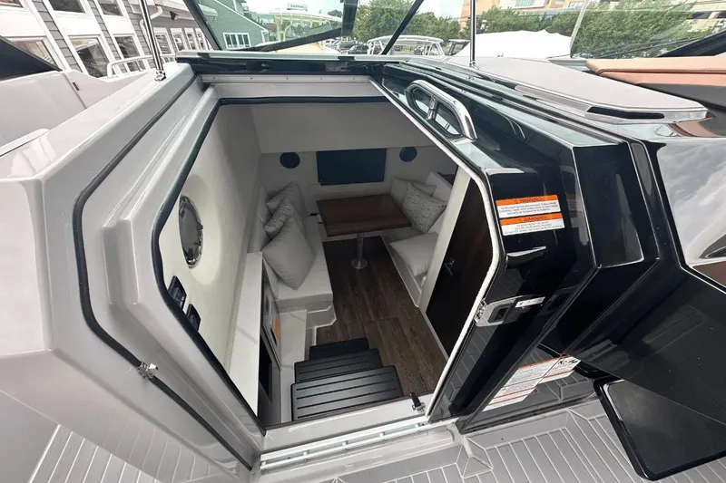 Slide: The Image of Cruisers 34 GLS South Beach Outboard 2024 - 22