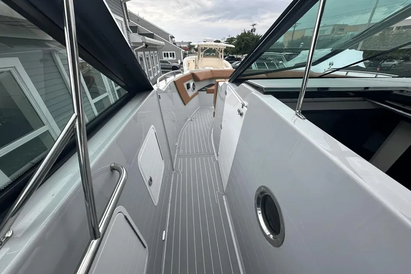 Slide: The Image of Cruisers 34 GLS South Beach Outboard 2024 - 23