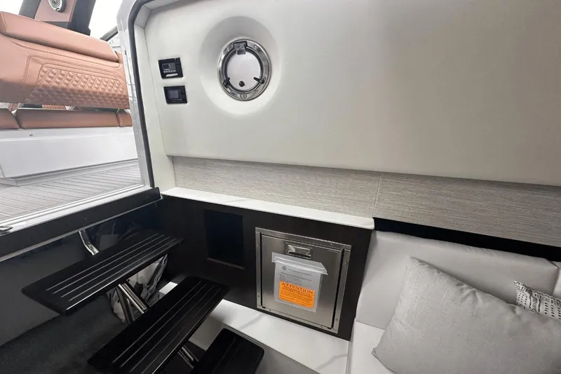 Slide: The Image of Cruisers 34 GLS South Beach Outboard 2024 - 24