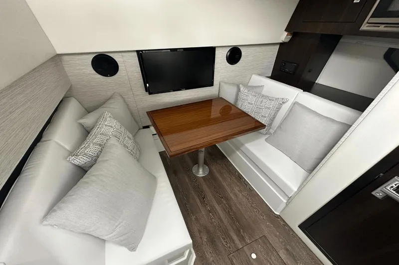 Slide: The Image of Cruisers 34 GLS South Beach Outboard 2024 - 27