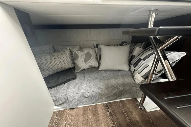 Slide: The Image of Cruisers 34 GLS South Beach Outboard 2024 - 28
