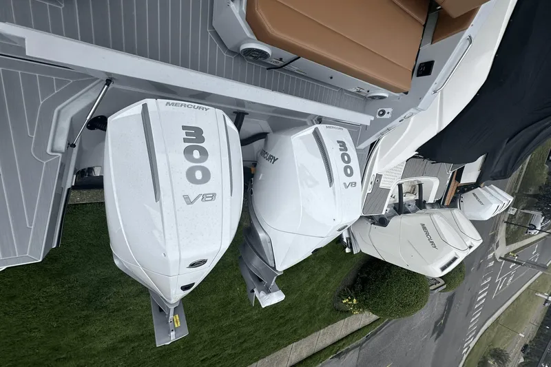 Slide: The Image of Cruisers 34 GLS South Beach Outboard 2024 - 3