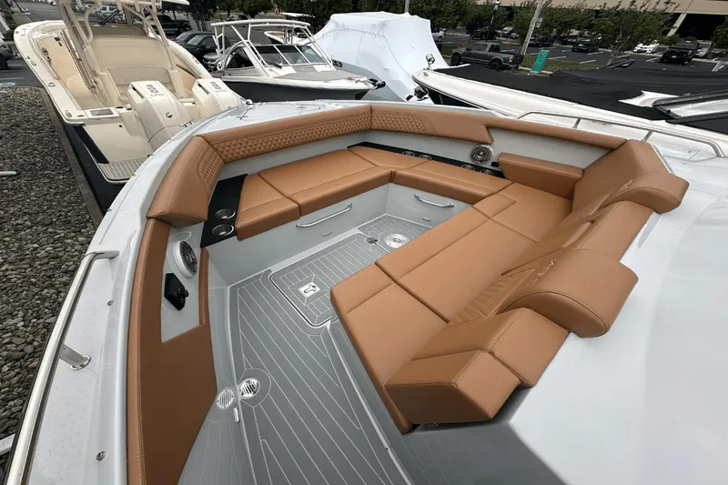 Slide: The Image of Cruisers 34 GLS South Beach Outboard 2024 - 32
