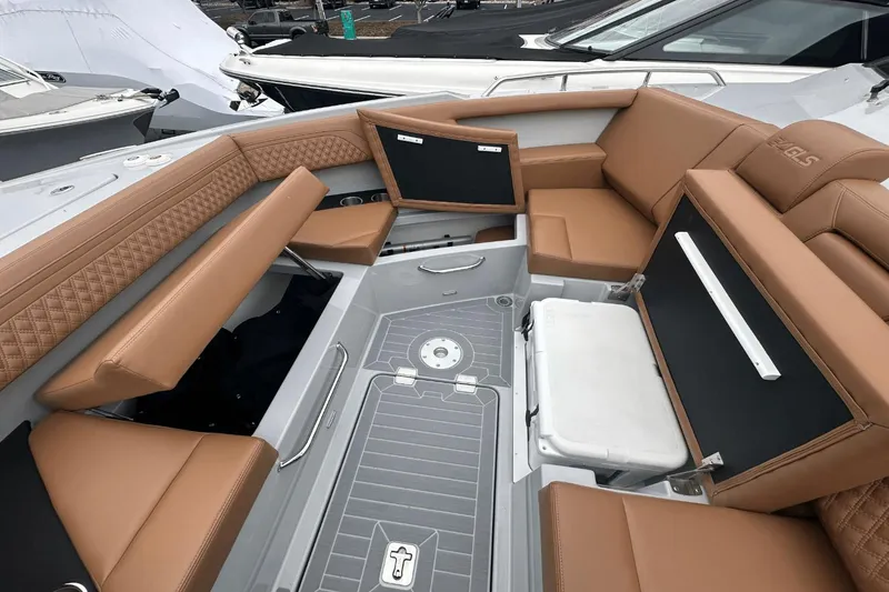 Slide: The Image of Cruisers 34 GLS South Beach Outboard 2024 - 33
