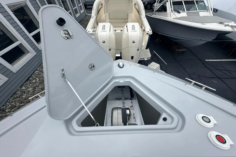 Slide: The Image of Cruisers 34 GLS South Beach Outboard 2024 - 35