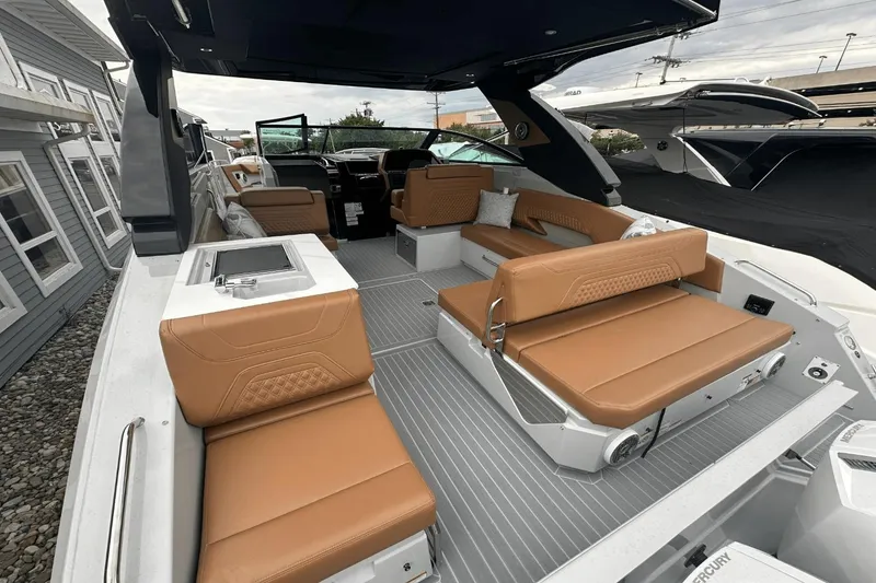 Slide: The Image of Cruisers 34 GLS South Beach Outboard 2024 - 5