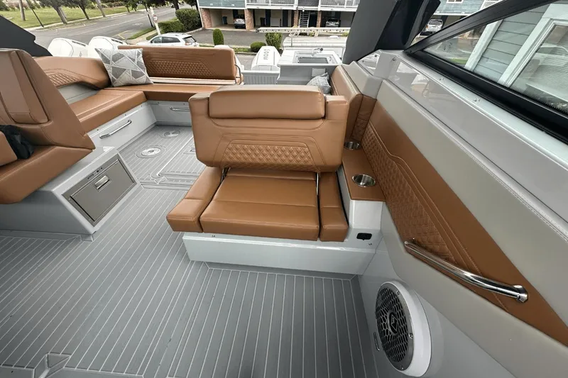 Slide: The Image of Cruisers 34 GLS South Beach Outboard 2024 - 6