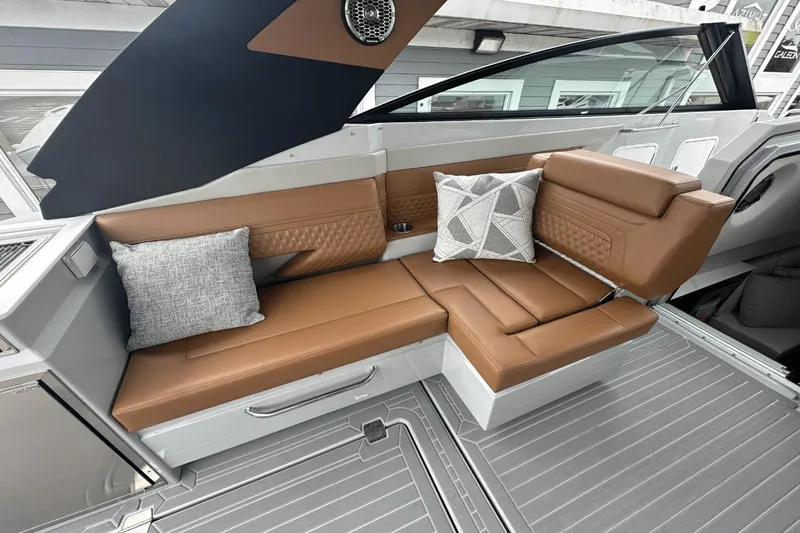 Slide: The Image of Cruisers 34 GLS South Beach Outboard 2024 - 8