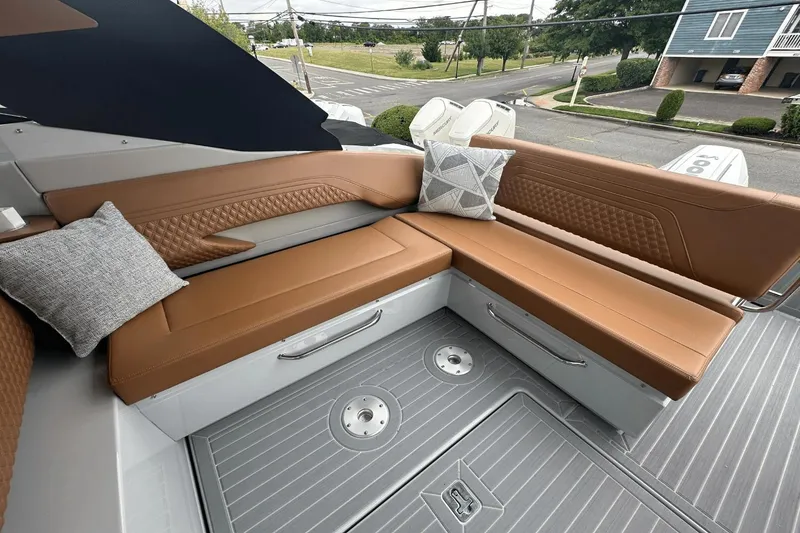 Slide: The Image of Cruisers 34 GLS South Beach Outboard 2024 - 9
