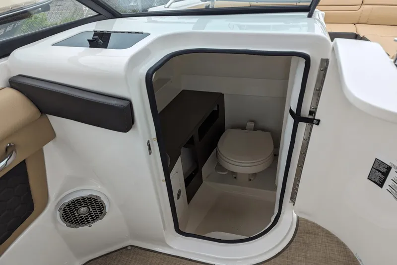 Slide: The Image of Sea Ray 270 SDX 2018 - 12