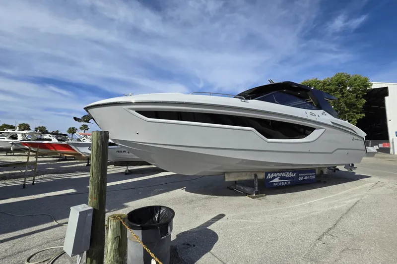 Slide: The Image of Cruisers 38 GLS South Beach Outboard 2024 - 0