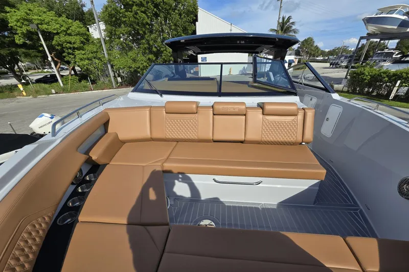 Slide: The Image of Cruisers 38 GLS South Beach Outboard 2024 - 10