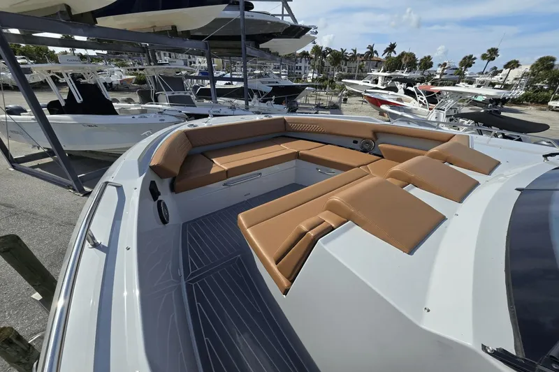 Slide: The Image of Cruisers 38 GLS South Beach Outboard 2024 - 11