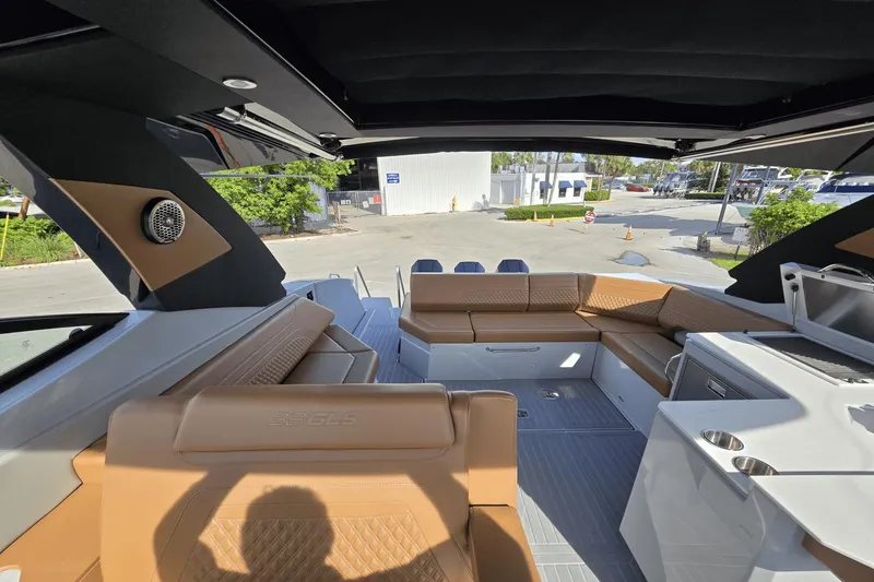 Slide: The Image of Cruisers 38 GLS South Beach Outboard 2024 - 12