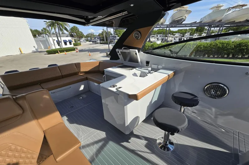 Slide: The Image of Cruisers 38 GLS South Beach Outboard 2024 - 13