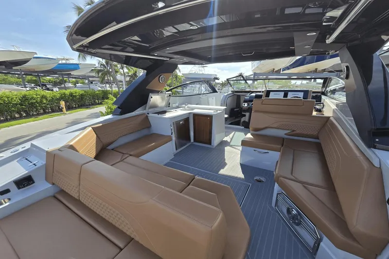 Slide: The Image of Cruisers 38 GLS South Beach Outboard 2024 - 14