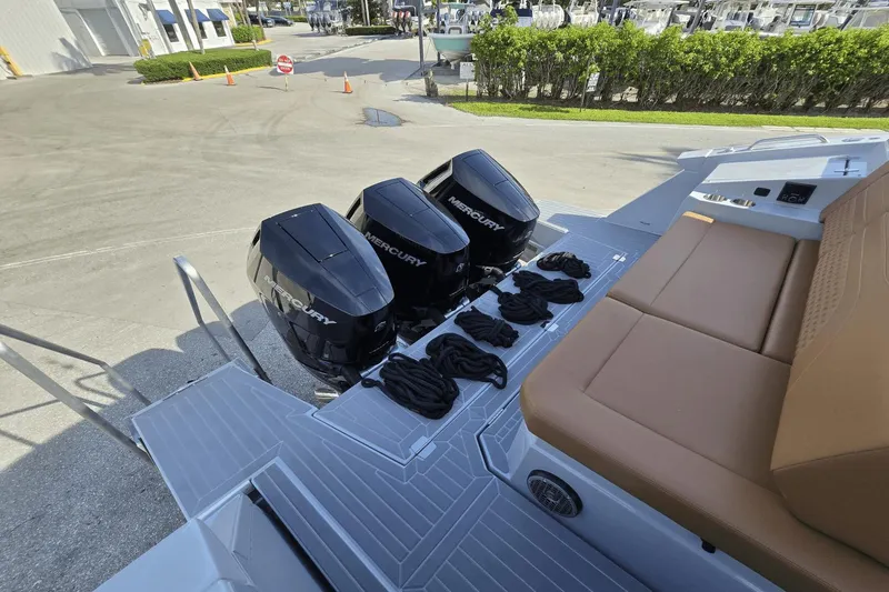 Slide: The Image of Cruisers 38 GLS South Beach Outboard 2024 - 15