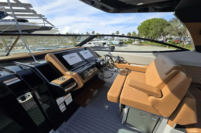 Slide: The Image of Cruisers 38 GLS South Beach Outboard 2024 - 16
