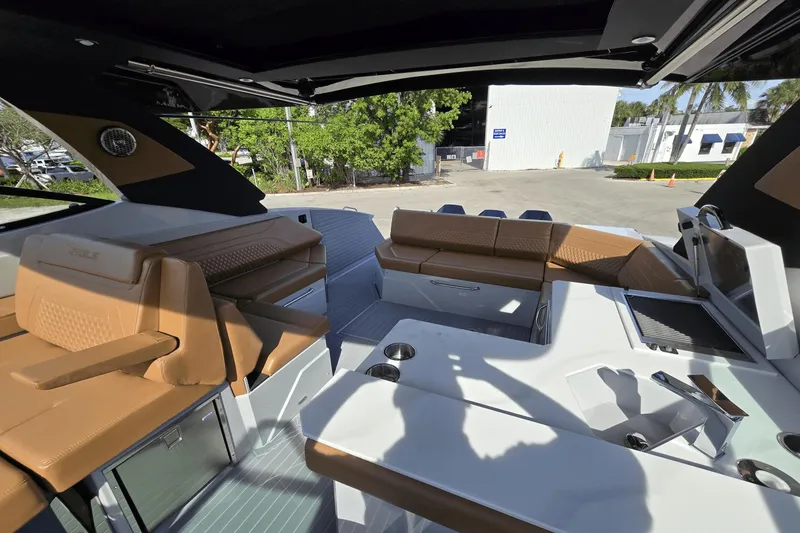 Slide: The Image of Cruisers 38 GLS South Beach Outboard 2024 - 17