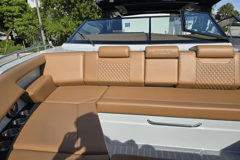 Slide: The Image of Cruisers 38 GLS South Beach Outboard 2024 - 18