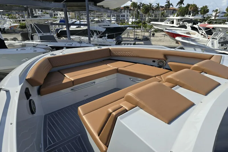 Slide: The Image of Cruisers 38 GLS South Beach Outboard 2024 - 19