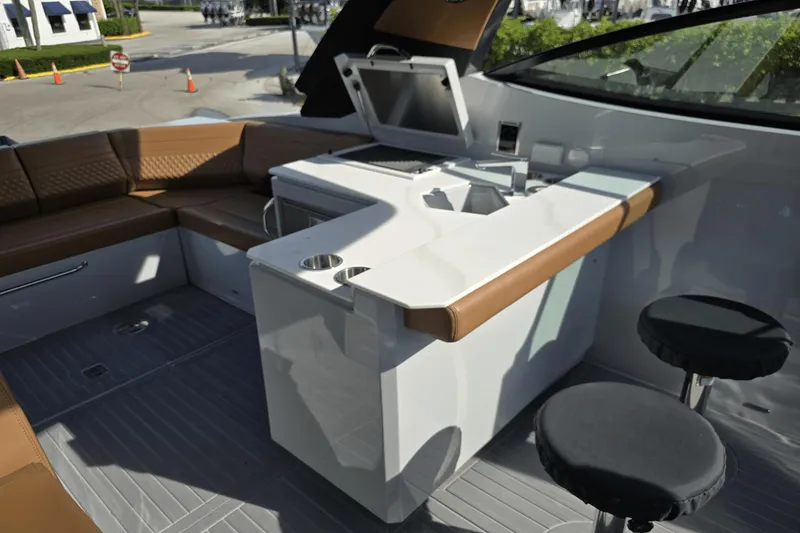Slide: The Image of Cruisers 38 GLS South Beach Outboard 2024 - 20