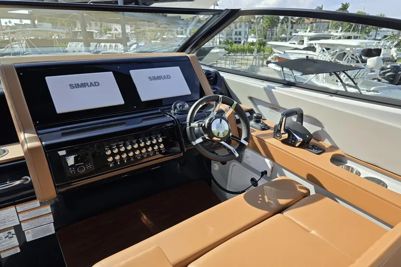 Slide: The Image of Cruisers 38 GLS South Beach Outboard 2024 - 21