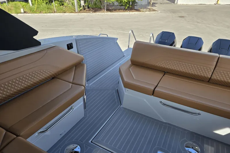 Slide: The Image of Cruisers 38 GLS South Beach Outboard 2024 - 22
