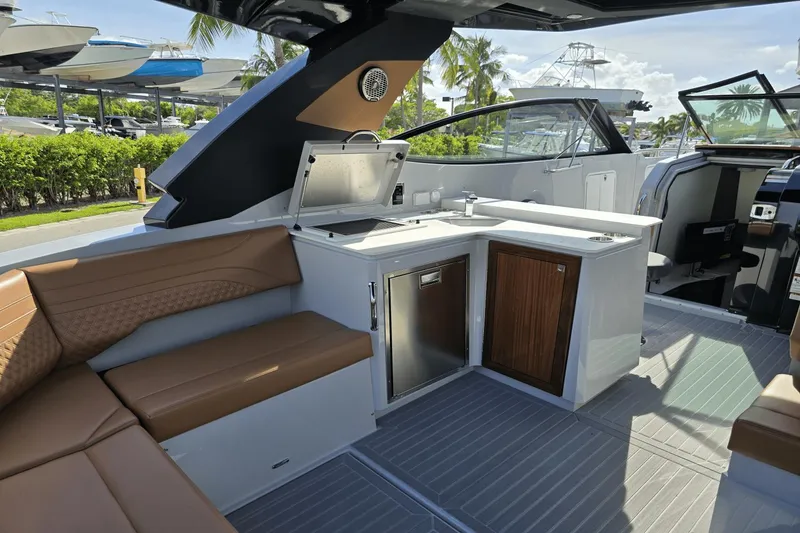 Slide: The Image of Cruisers 38 GLS South Beach Outboard 2024 - 23