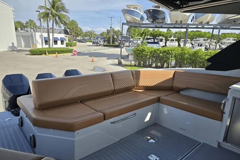 Slide: The Image of Cruisers 38 GLS South Beach Outboard 2024 - 24