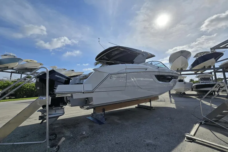 Slide: The Image of Cruisers 38 GLS South Beach Outboard 2024 - 3