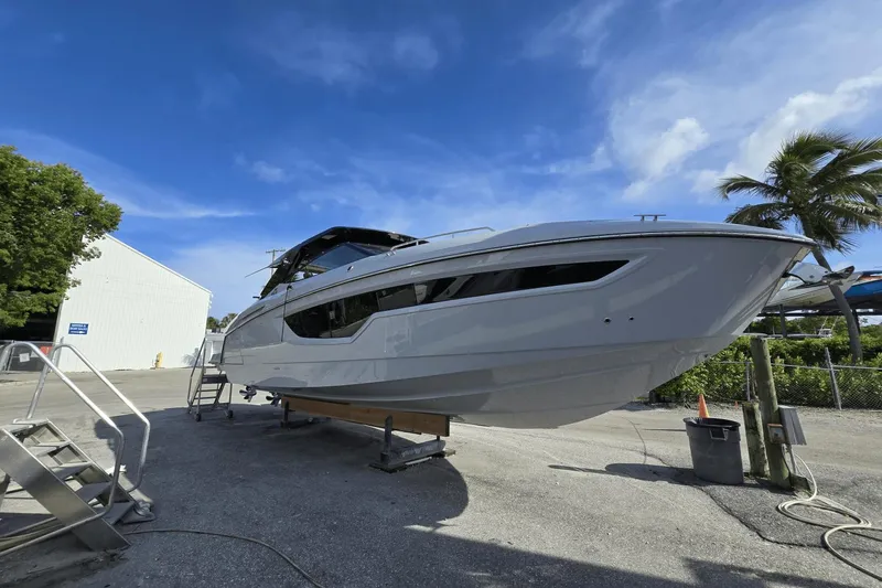Slide: The Image of Cruisers 38 GLS South Beach Outboard 2024 - 4