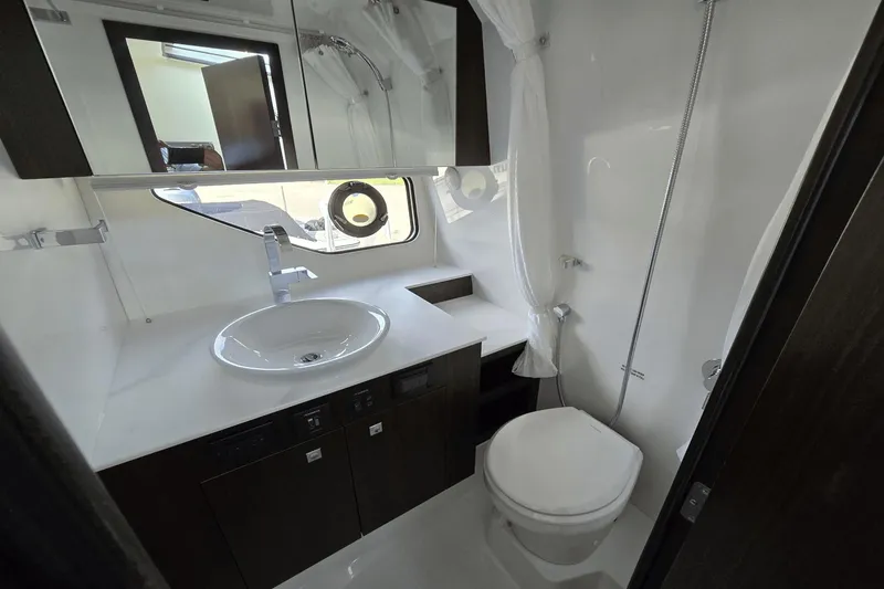 Slide: The Image of Cruisers 38 GLS South Beach Outboard 2024 - 7