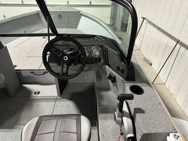 Slide: The Image of Lund 2075 Alaskan Sport 2025 - 13