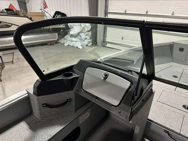 Slide: The Image of Lund 2075 Alaskan Sport 2025 - 16