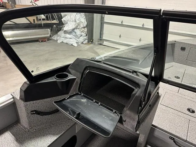 Slide: The Image of Lund 2075 Alaskan Sport 2025 - 19