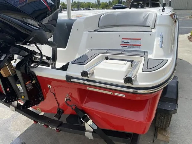 Slide: The Image of Bayliner Element M17 2023 - 10