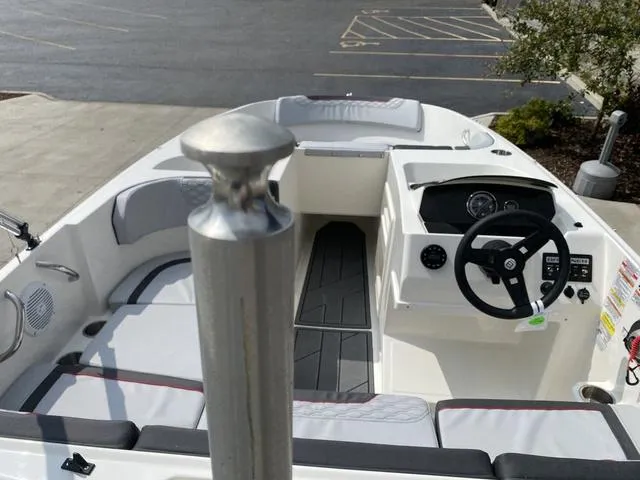 Slide: The Image of Bayliner Element M17 2023 - 11