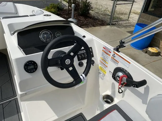 Slide: The Image of Bayliner Element M17 2023 - 25