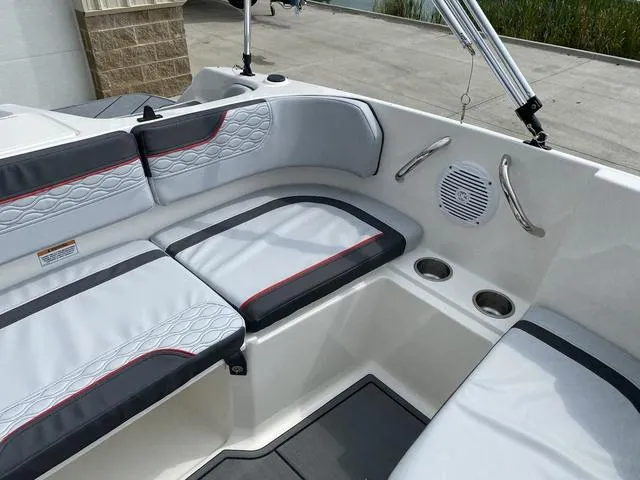 Slide: The Image of Bayliner Element M17 2023 - 31