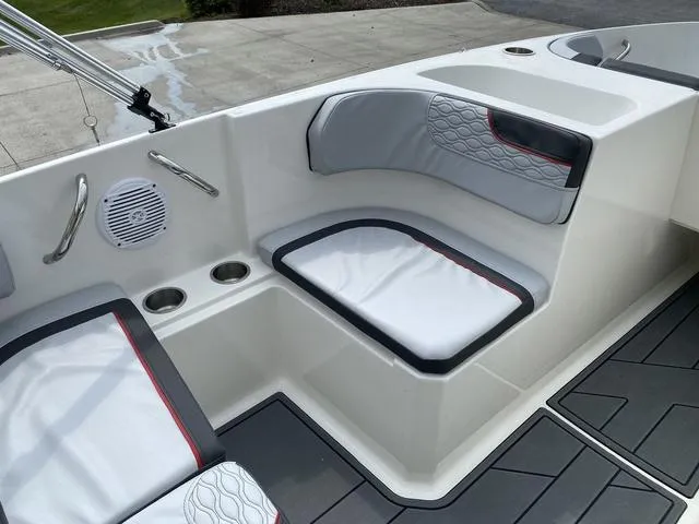 Slide: The Image of Bayliner Element M17 2023 - 33