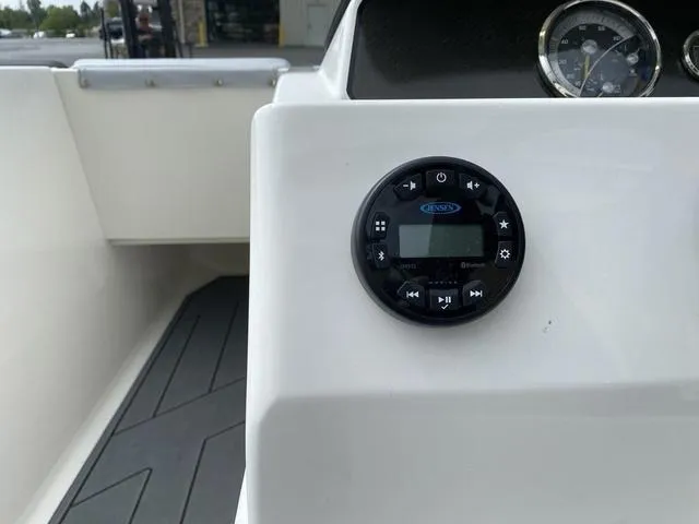 Slide: The Image of Bayliner Element M17 2023 - 35