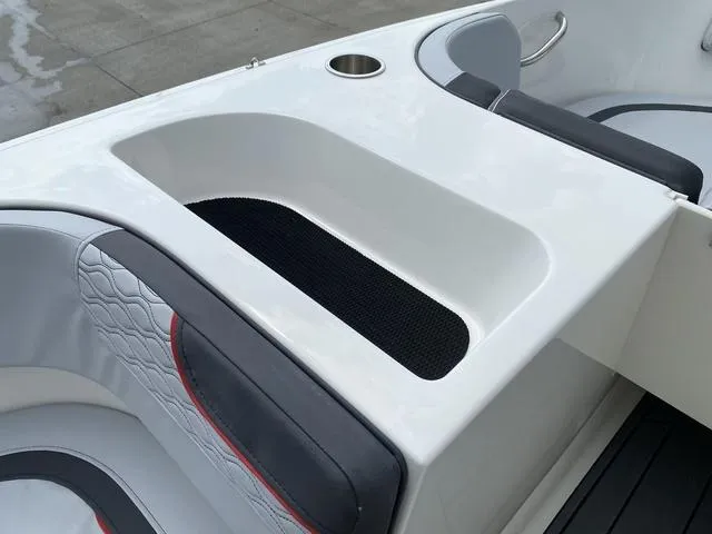 Slide: The Image of Bayliner Element M17 2023 - 40